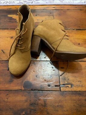 Toms Suede Lace-Up Ankle Boots in Camel/Tan size 7